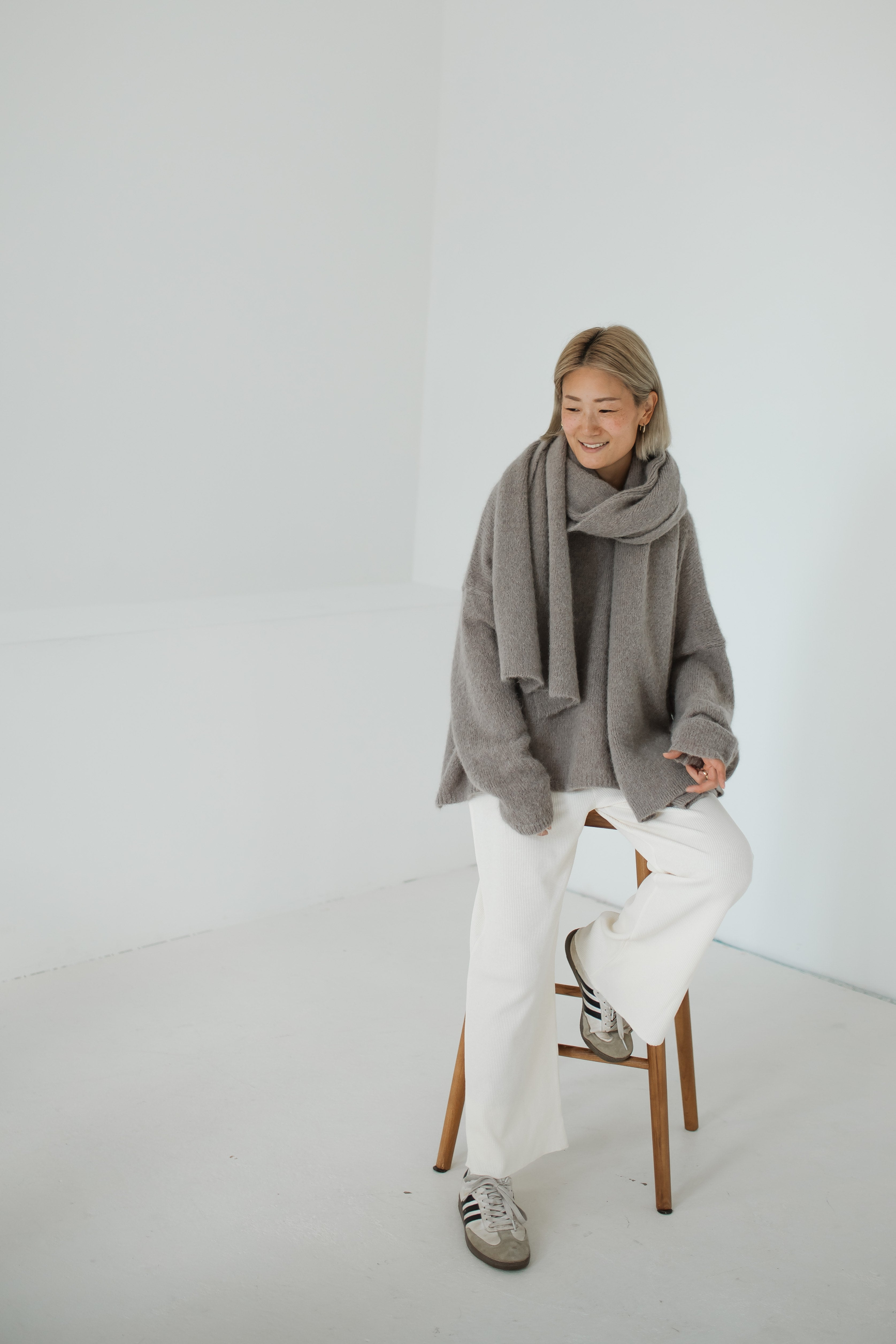 Frau mit Alpaka Schal und passendem Pullover