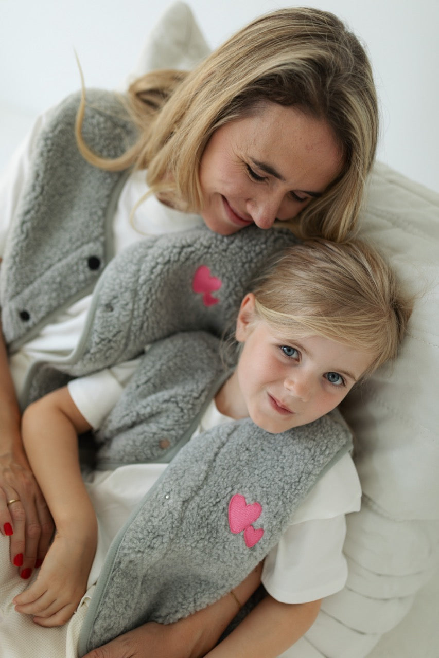 Mutter und Tochter mit Partnerlookweste