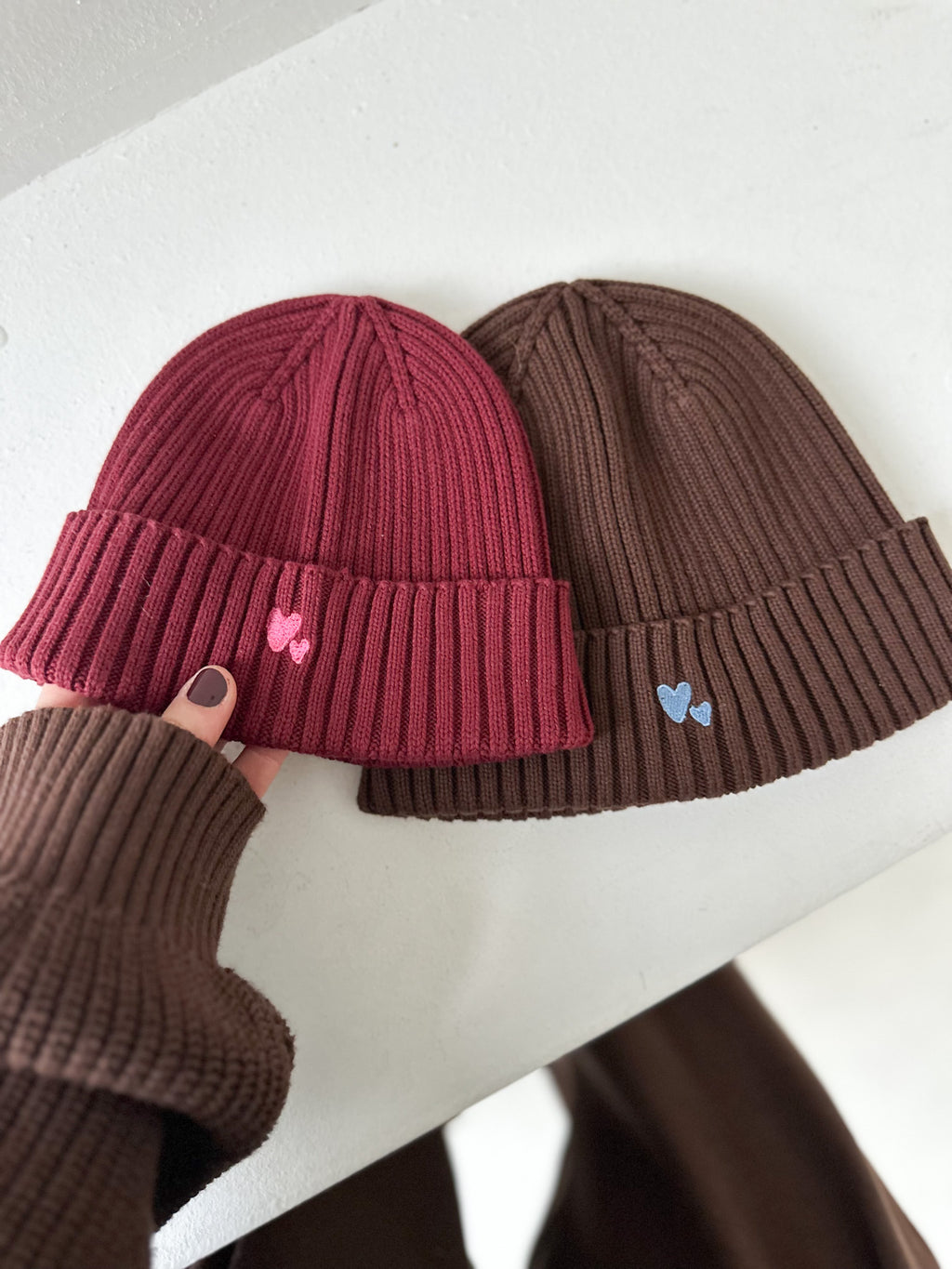 Mützen in Bordeaux und braun