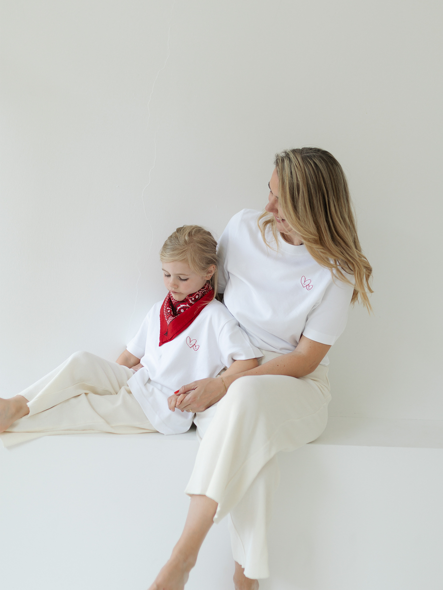 Partnerlook Mutter-Tochter mit weißem T-Shirt