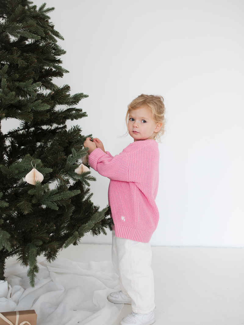 Kleines Mädchen in Chunky Knit Peony