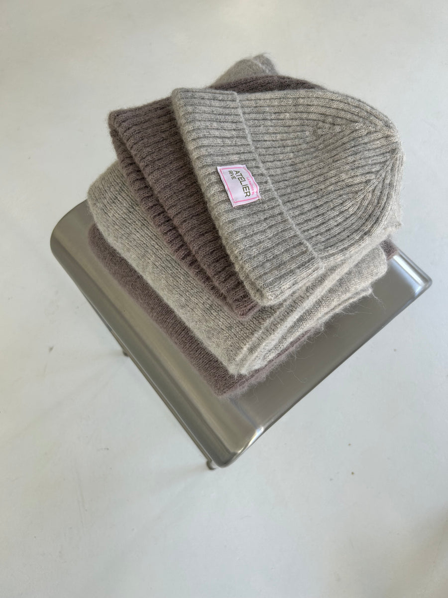 Claude Beanie Mini Plus auf Stapel