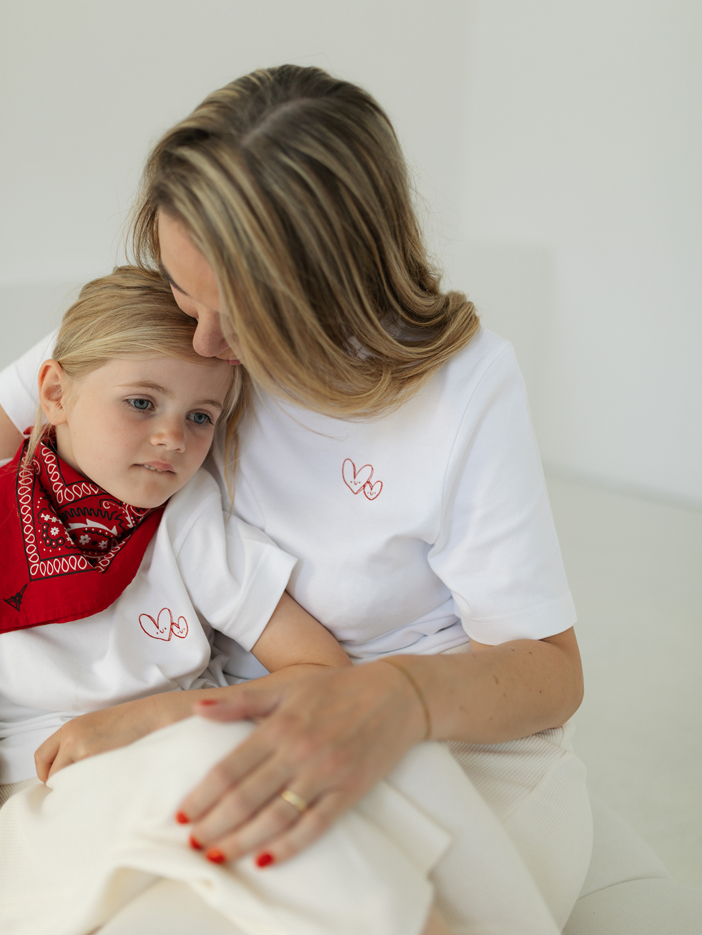Mutter und Tochter Kuschelnd mit Herz T-Shirt