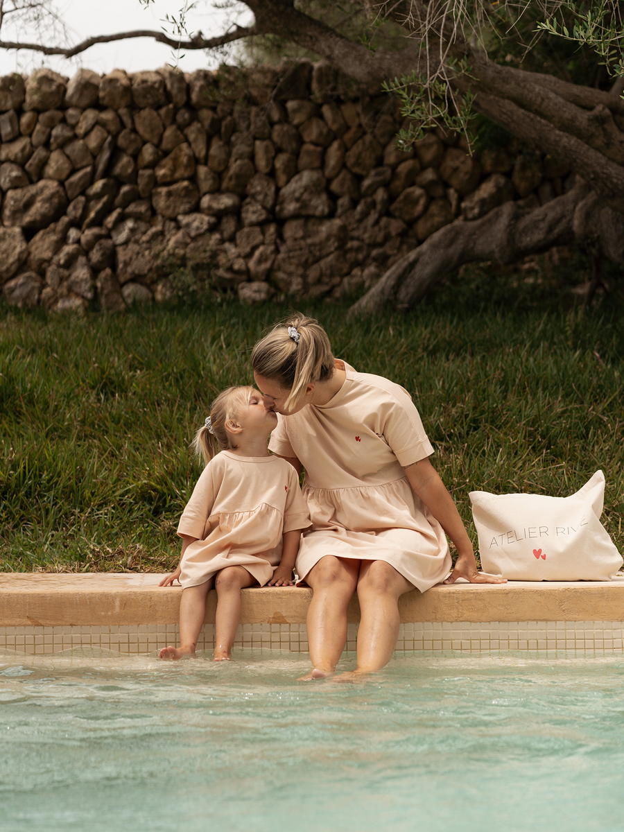 Küsschen Mama und Tochter am pool