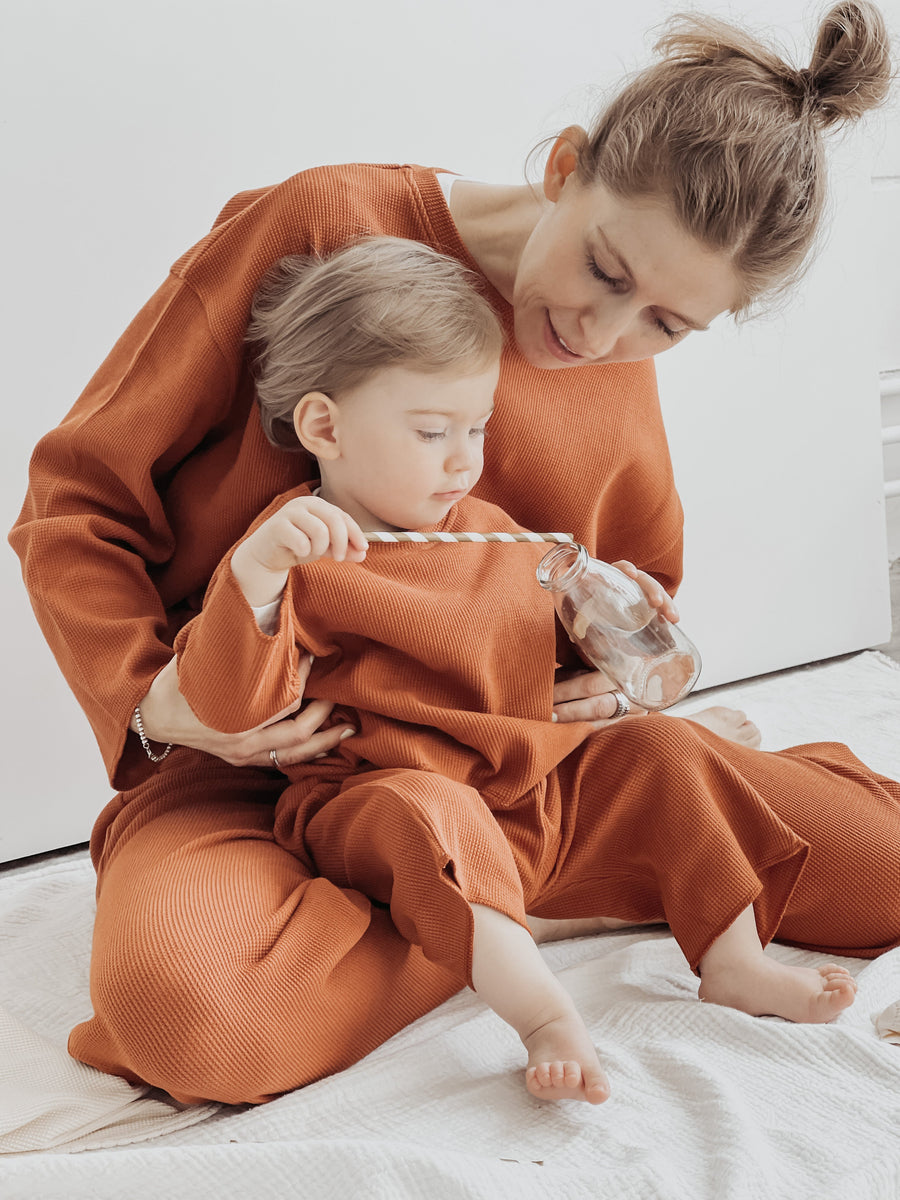 Mother and son in Atelier Rive Matching Set Cinnamon, Organic Cotton Waffle Rib Combi
