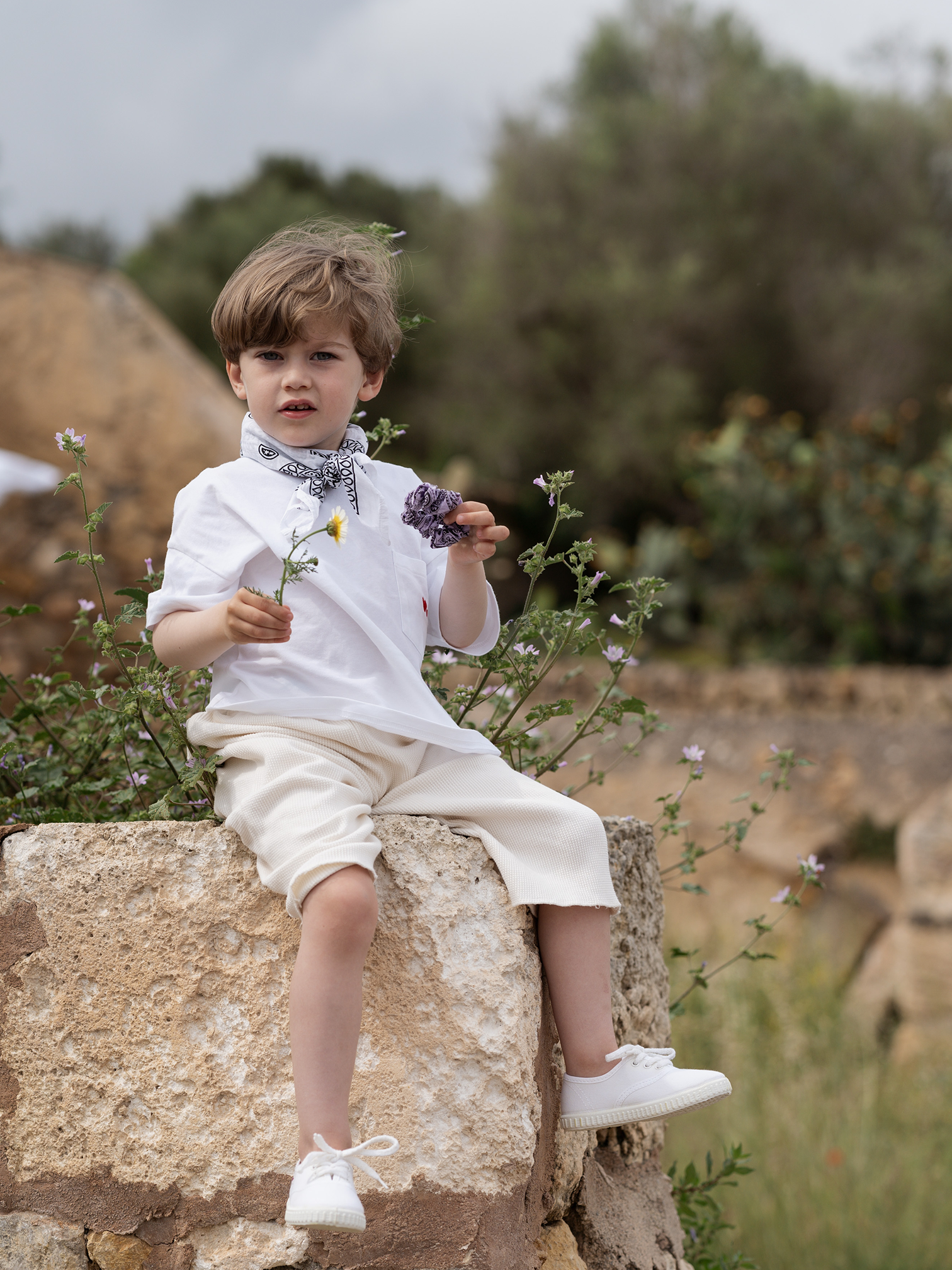 Kleiner Junge mit Camille T-Shirt und Matching Pants