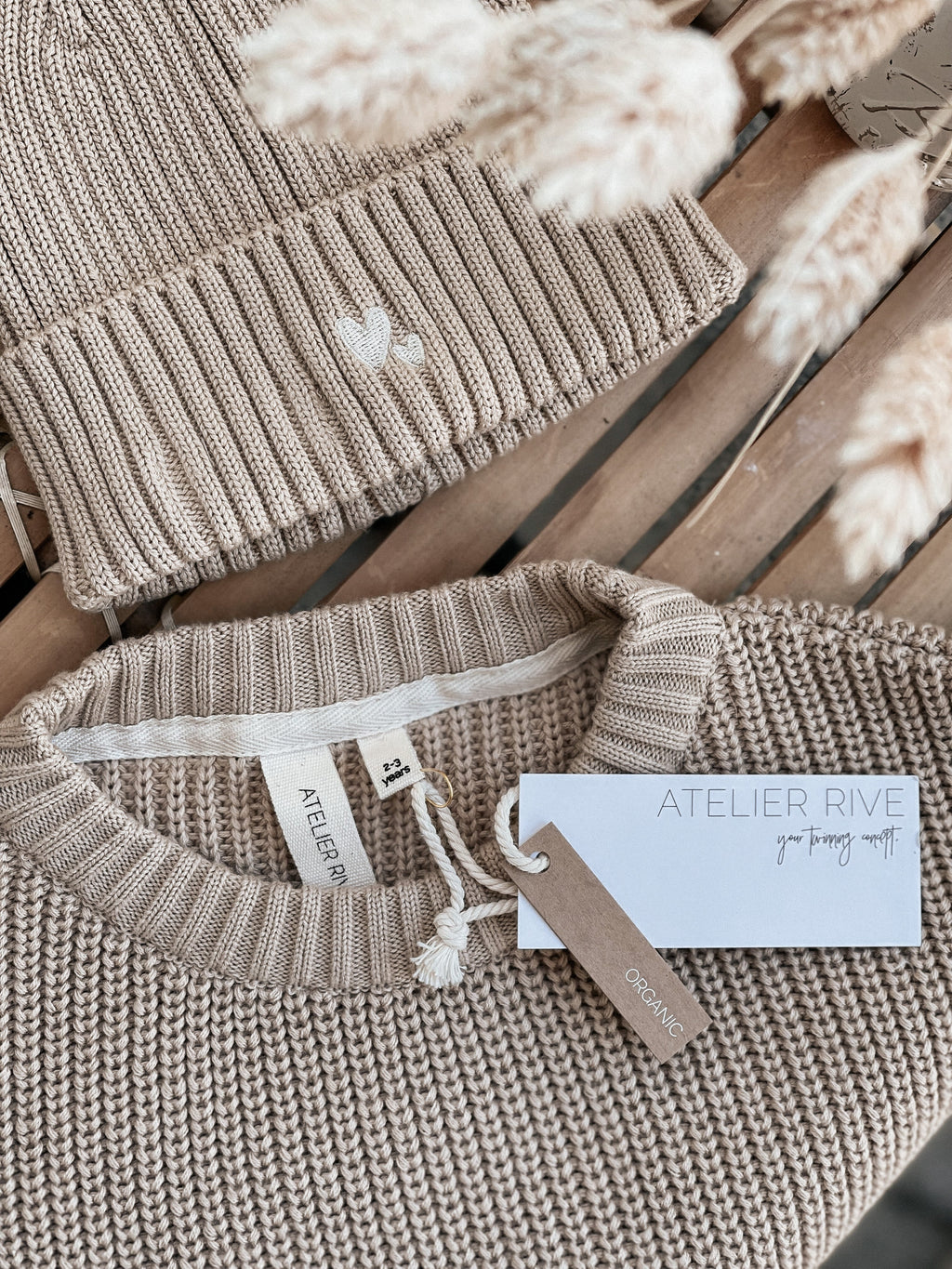 Strickpullover und Mini Beanie Partnerlook