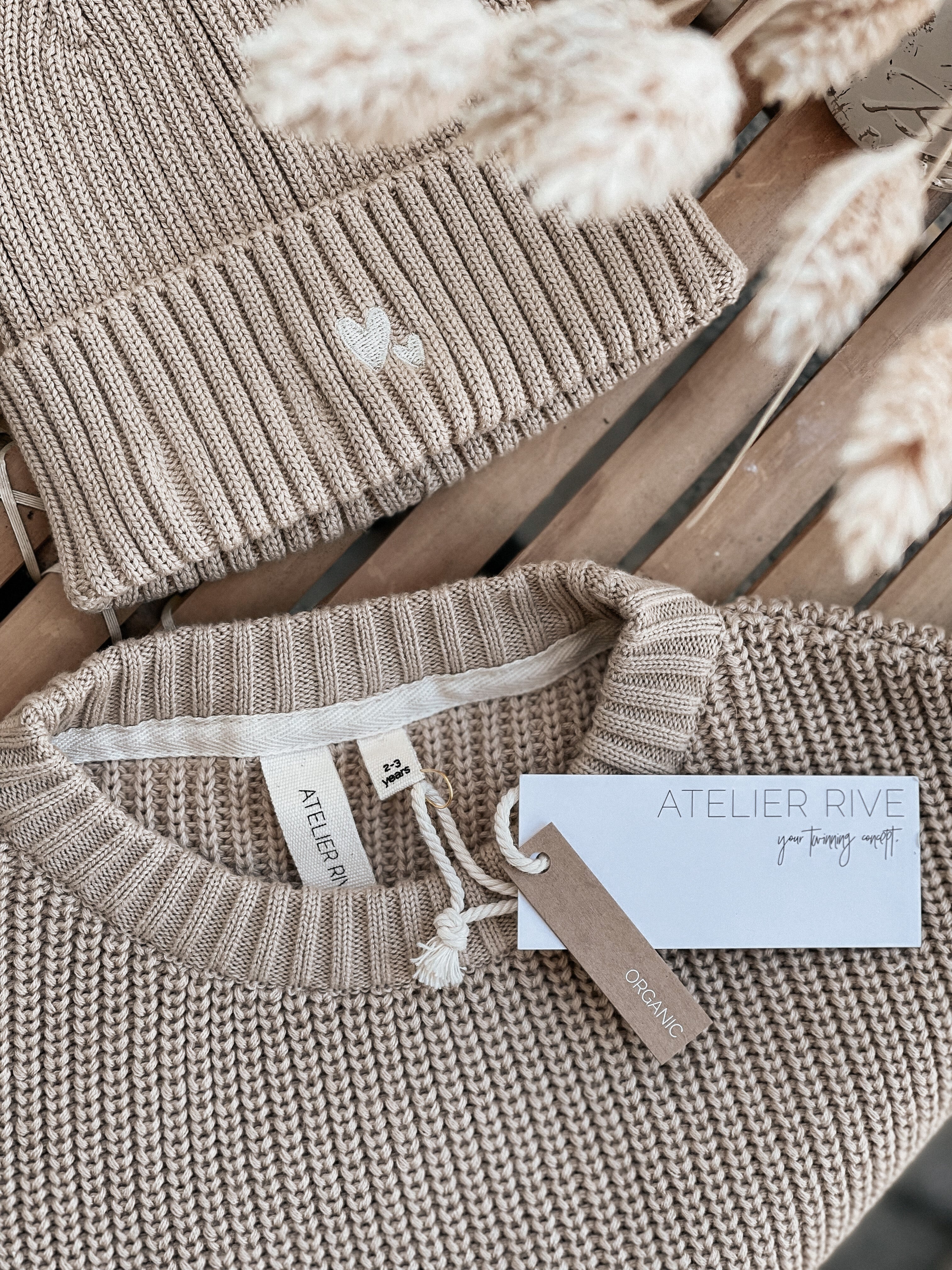 Strickpullover und Mini Beanie Partnerlook