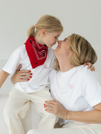Mutter und Tochter Nasenkuss in Partnerlook T-Shirt