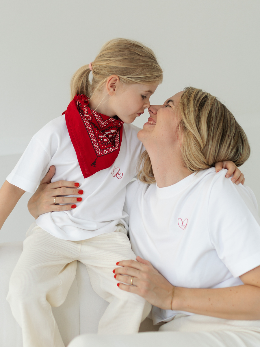 Mutter und Tochter Nasenkuss in Partnerlook T-Shirt