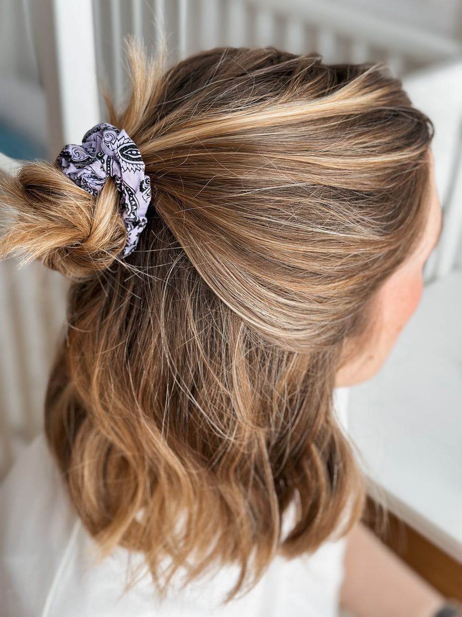 Lavender Scrunchies im Haar