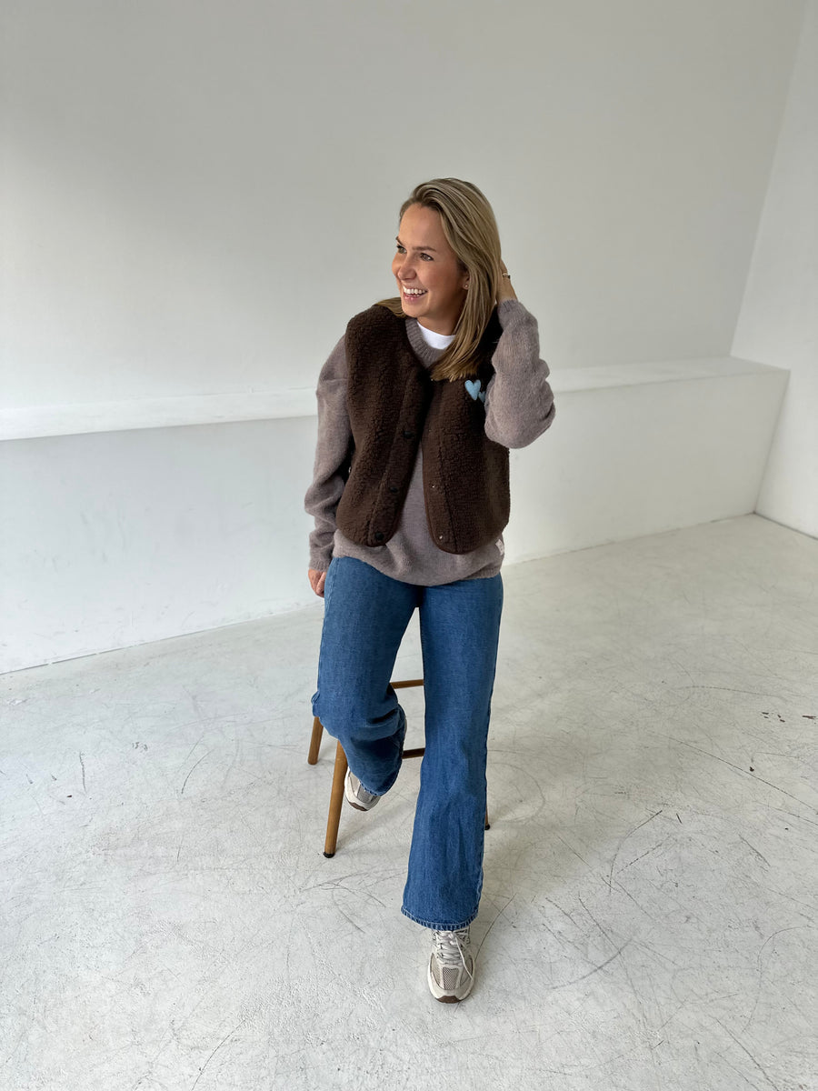 Frau mit brauner Alwero Weste mit Herz