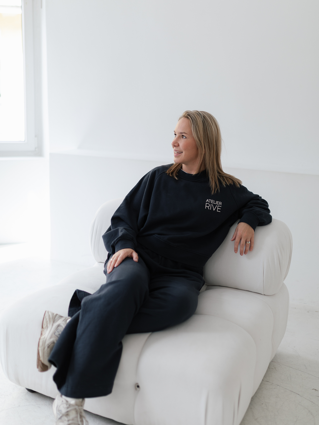 Frau in Joggingset in dunkelblau