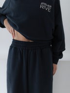 Frau mit Ylvie Sweat Set und Pullover