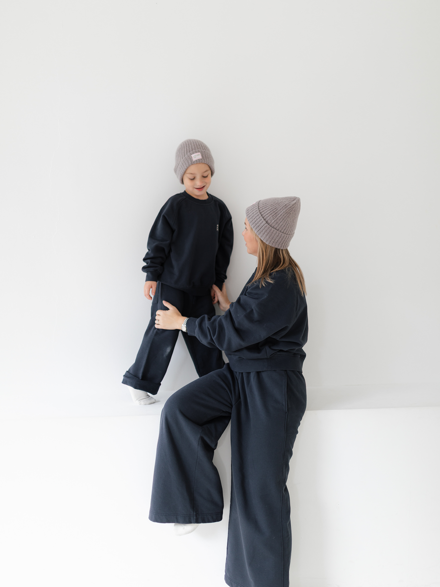 Junge und Mutter in dunkelblauem Joggingset