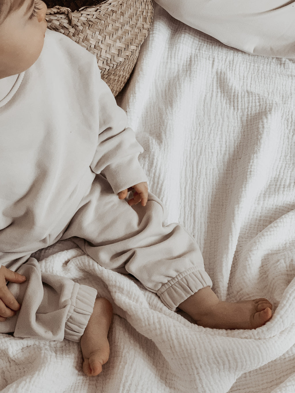 Baby in Joggingcombi, Beige Joggingcombi, Atelier Rive Minime Outfit