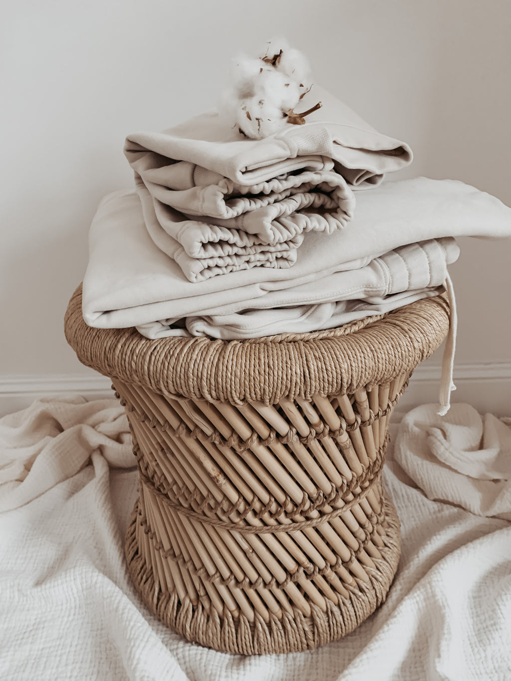 Stapel mit Sweatpants, Jogginghosen, Boho Hocker