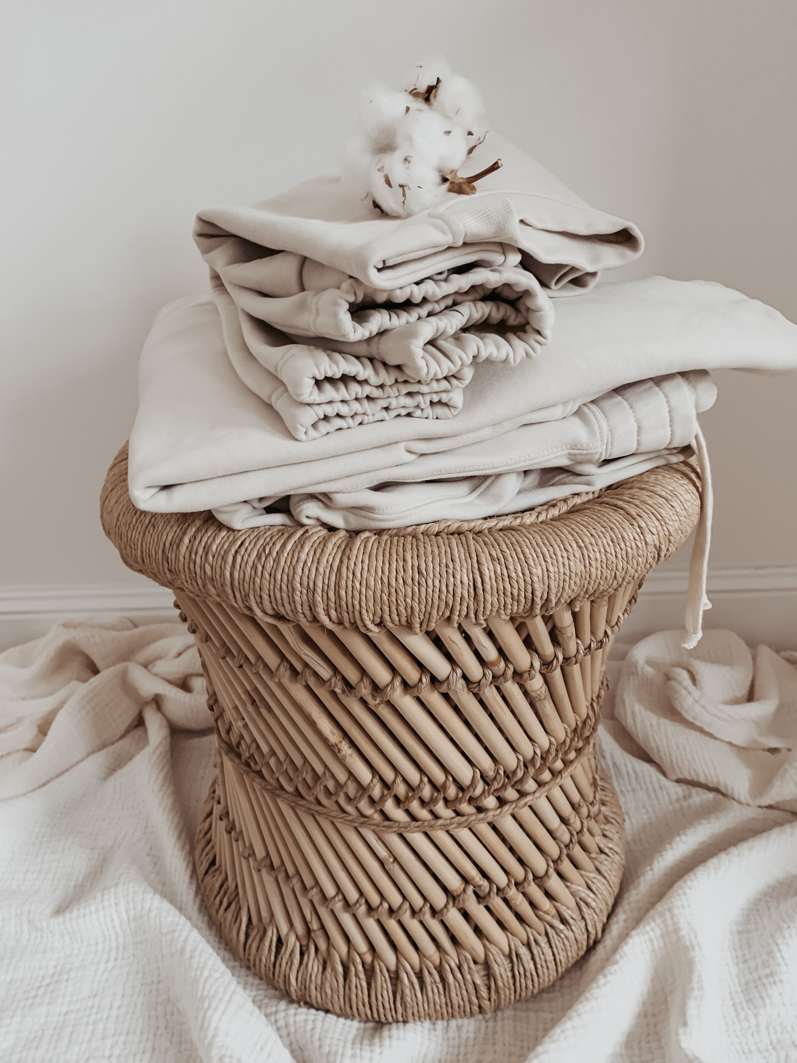 Stapel mit Sweatpants, Jogginghosen, Boho Hocker