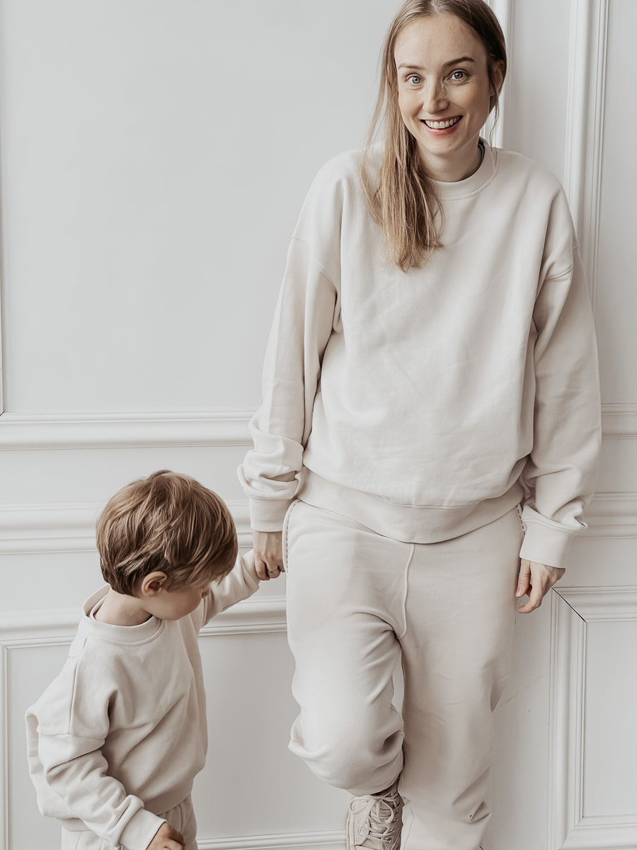 Mother and son in Atelier Rive Tracksuit Oat, blond girl with blond boy in Partnerlook