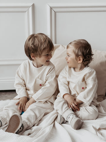 Geschwisteroutfit Atelier Rive, Two Boys in Atelier Rive Cool Longsleeve Special Edition undyed Cotton Tofu natural 