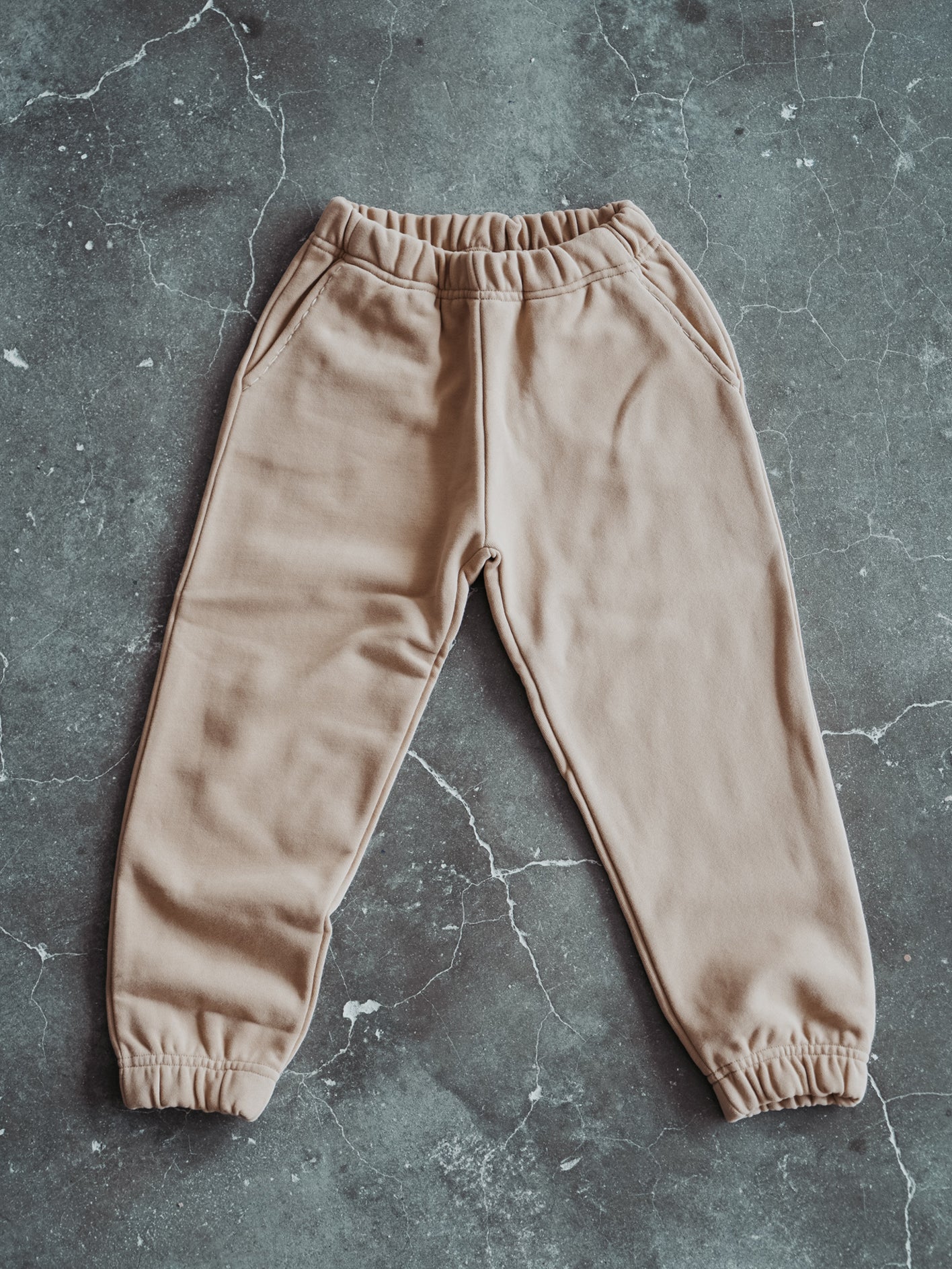 Kinderjogginghose mit handgemachten Details Atelier Rive, Joggingspants Toffee