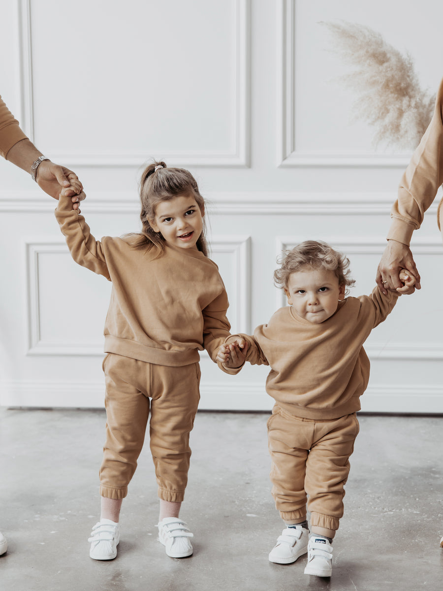 Siblings in Atelier Rive Boxy Sweater Toffee, Siblingsoutfit, Geschwisteroutfit