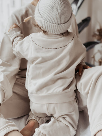 Baby boy with beanie and tracksuit, Baby in Atelier Rive, Boxy Sweater OAT