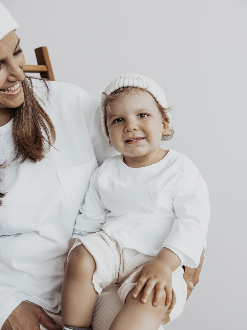 Partnerlook Baby Mama ; Baby boy with mother in Atelier Rive Longsleeve Milk with Beanie 