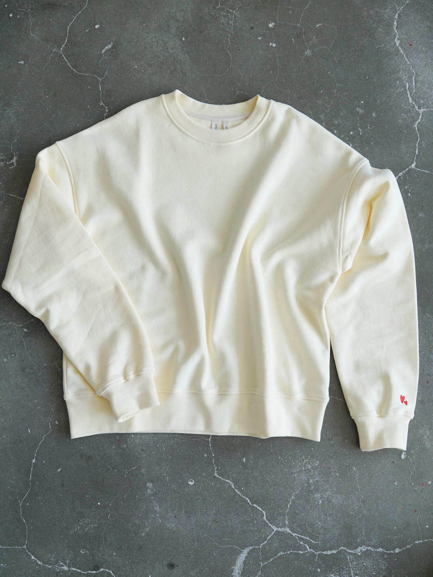 Boxy Sweater Vanilla Atelier Rive on floor, yellow Boxy sweater organic cotton