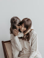 Partnerlook Mutter Tochter, Mother and daughter having fun on Boho-Chair in Atelier Rive Cool Longsleeve Charity Edition